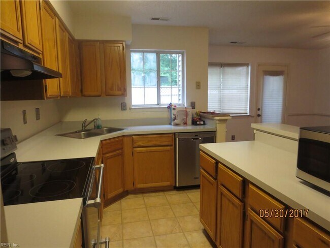 Building Photo - 173 Corwin Cir