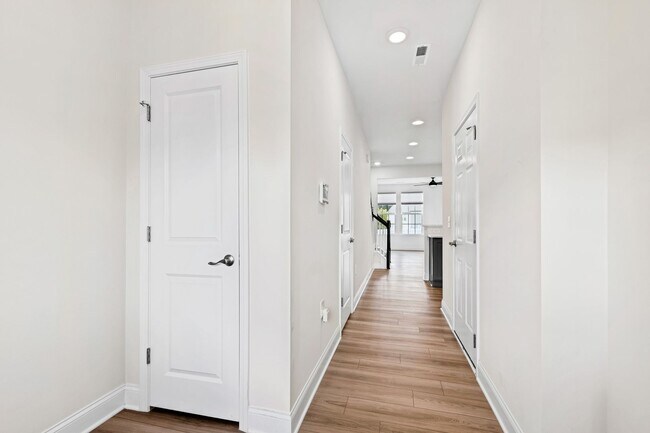 Building Photo - Stunning 3-Bed, 2.5-Bath Townhome in Atwat...