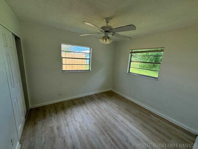 Foto del edificio - 3002 SE Camino Ave