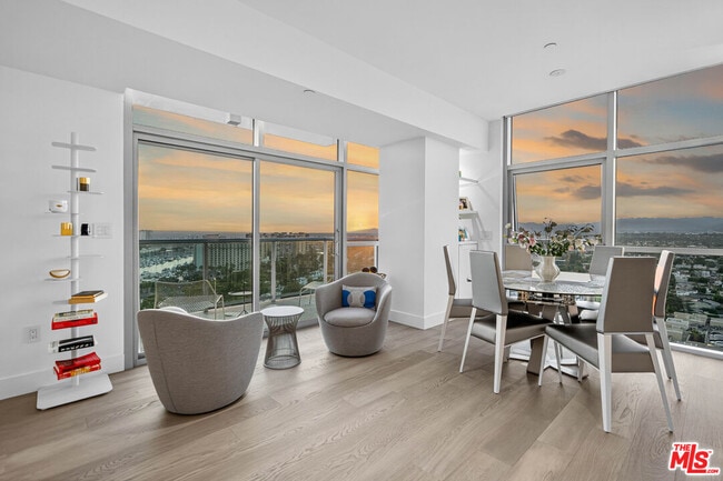 Building Photo - 13700 Marina Pointe Dr