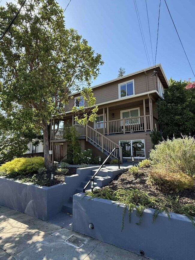 Foto del edificio - Modern 4-Bedroom Retreat in San Carlos – Remodeled, Spacious, Private Yard