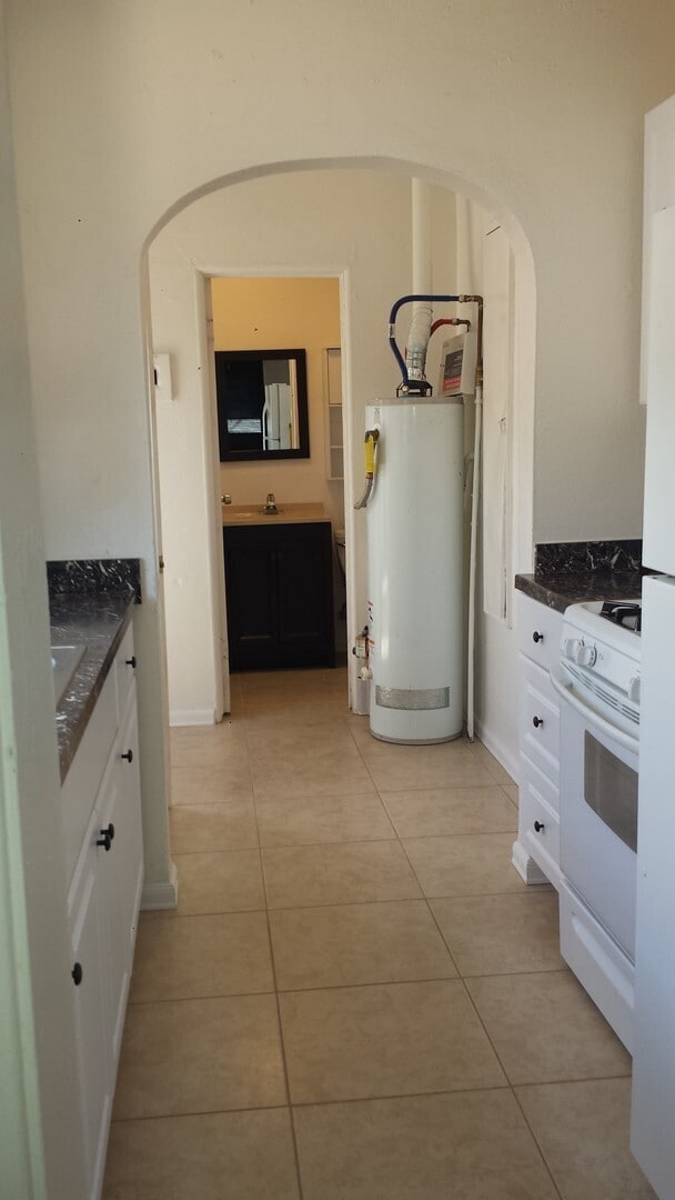 Building Photo - Summer Special $1000 REBATE! Charming stand alone cottage in gated community!