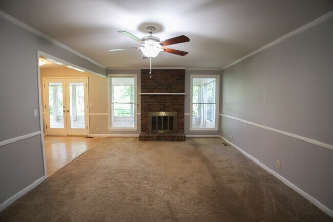 Building Photo - 112 Seminole Dr