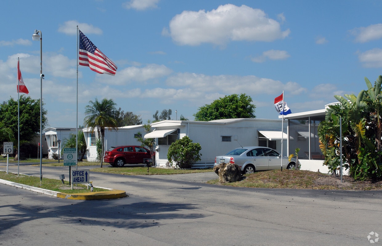 Sunshine Holiday Mobile Park Apartments in Oakland Park, FL