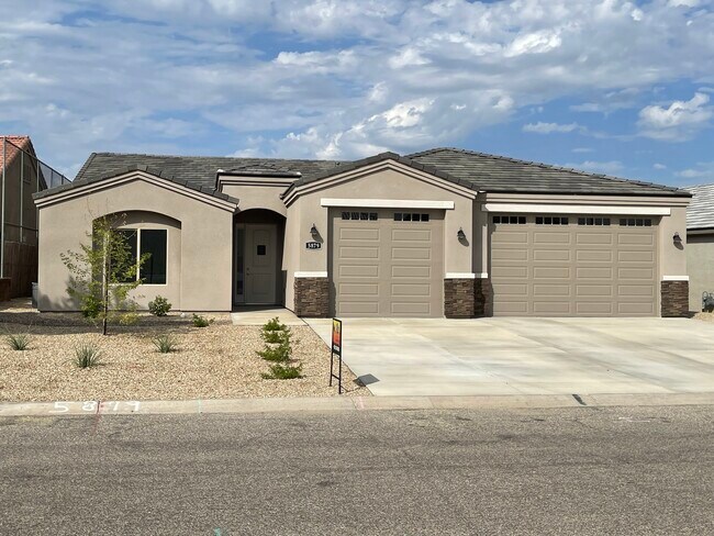 Building Photo - 5879 Desert Lakes Dr