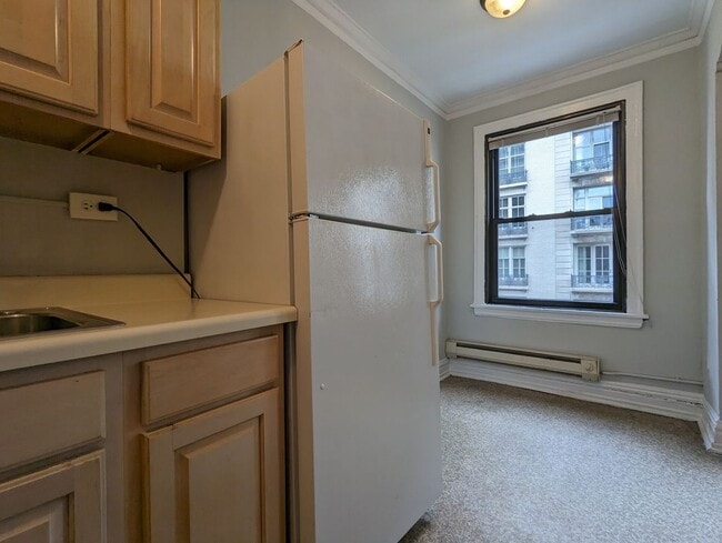 Building Photo - 425 W Roscoe St