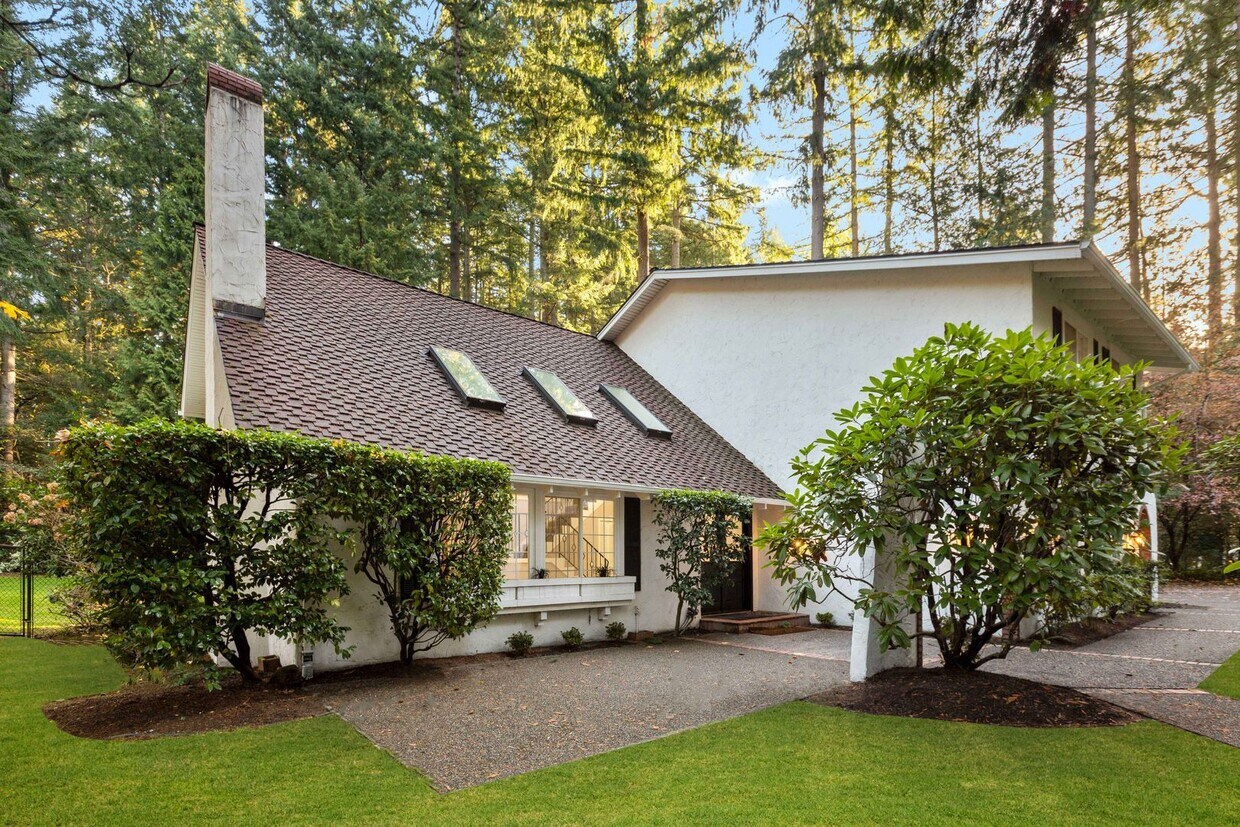 Primary Photo - Stunning AIR CONDITIONED Dream Home in Cov...