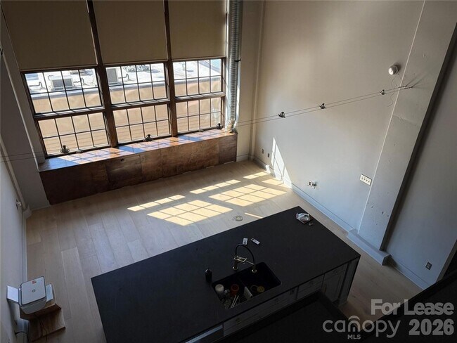 Building Photo - 715 N Graham St