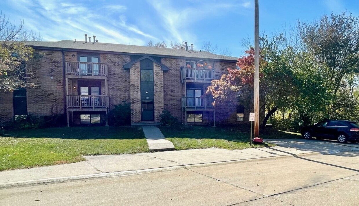 Primary Photo - 2 Bedroom Condo in Rear of Complex w/ Newe...