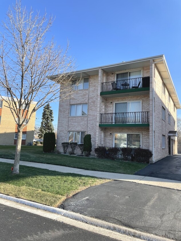 5359 Edison Ave Unit 2S, Oak Lawn, IL 60453 Condo for Rent in Oak
