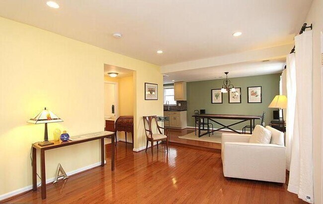 Building Photo - Charming 3BR/3.5BTH Home in Takoma Park. D...
