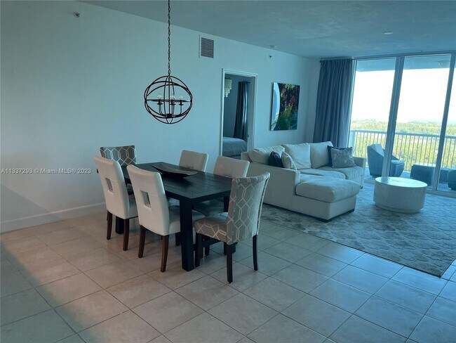 Foto del edificio - 14951 Royal Oaks Ln