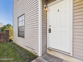 Building Photo - 114 Country Ln