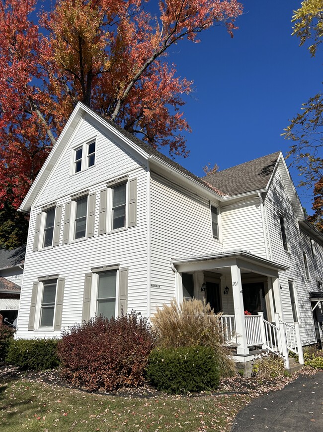 Building Photo - 201 Main St