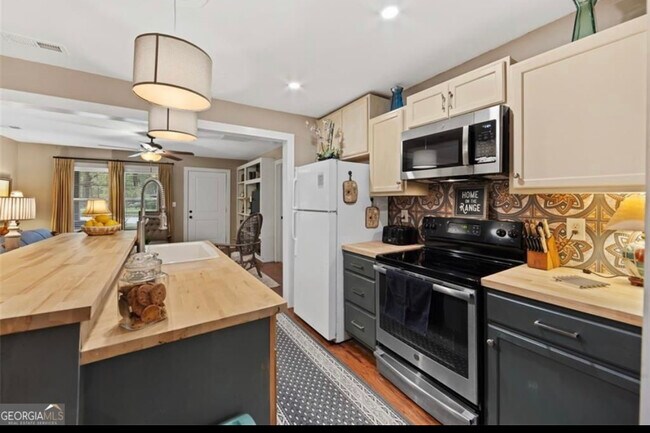 Foto del edificio - 724 Commodore Dr NW