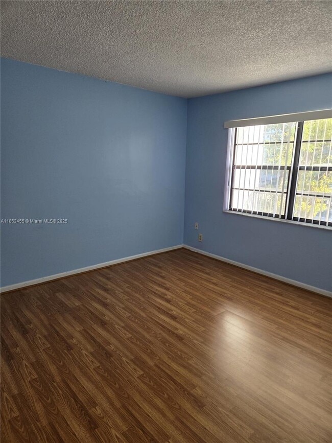 Foto del edificio - 1301 NE 7th St