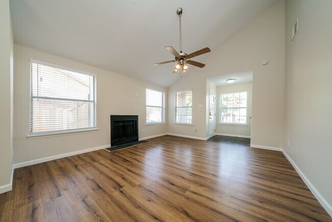 Foto del edificio - 6732 Woodsmoke Way