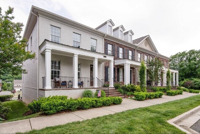 Foto del edificio - 3-bedroom, 2.5-bath home with a 2-car garage in the sought-after Gateway Village community of Fra...