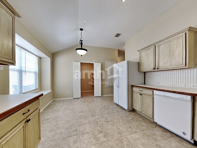 Building Photo - 12113 Dinette St