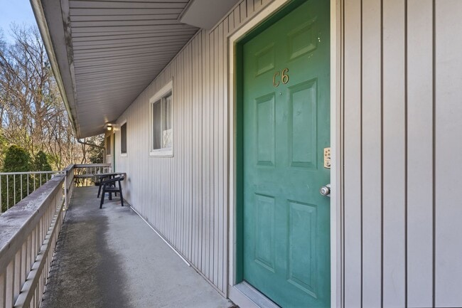 Building Photo - 2be / 1ba Cute Apartment - Open to Undergrads - IMMEDIATE MOVE-IN