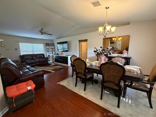 Foto del edificio - 3661 SW Camastro St