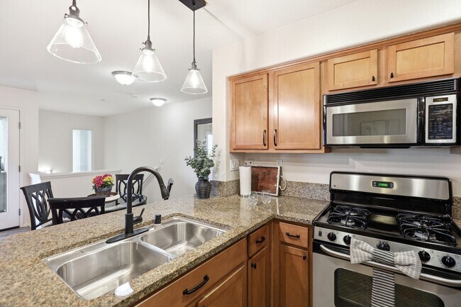 Foto del edificio - Point Loma, "The Bay" 2 bed 2 Bath Townhome now available! Amazing amenities, don't miss out