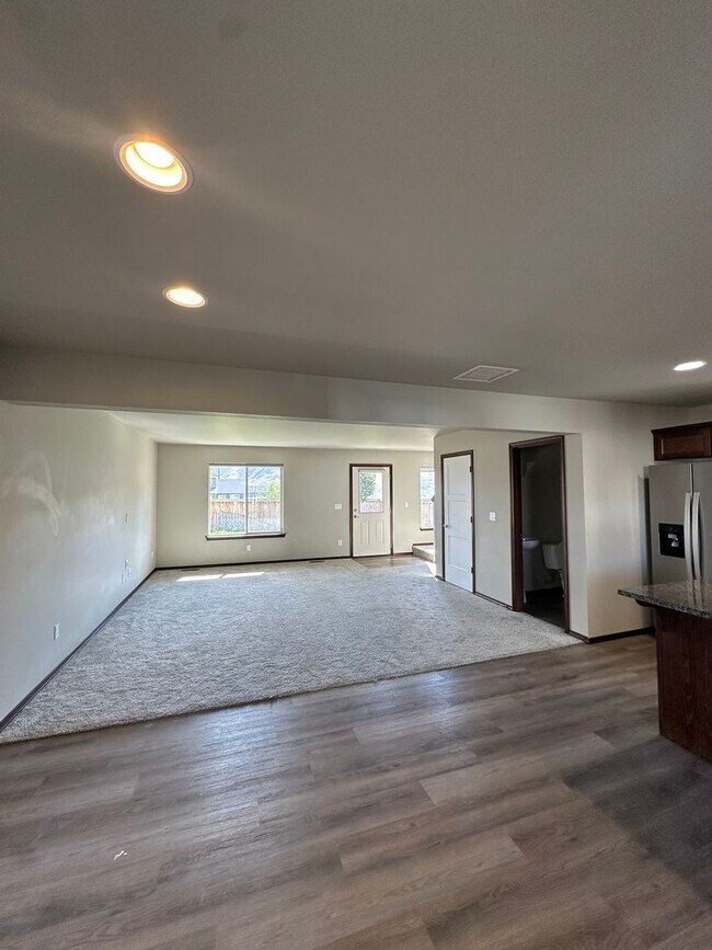 Foto del edificio - Amazing 3 Bedroom 2.5 Bath Duplex!