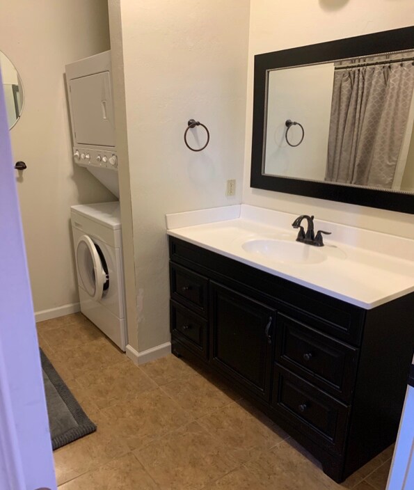 Bañera con ducha y baño moderno e impecable. Suelo de baldosas. Incluye lavadora y secadora. - 836 Ferguson Rd
