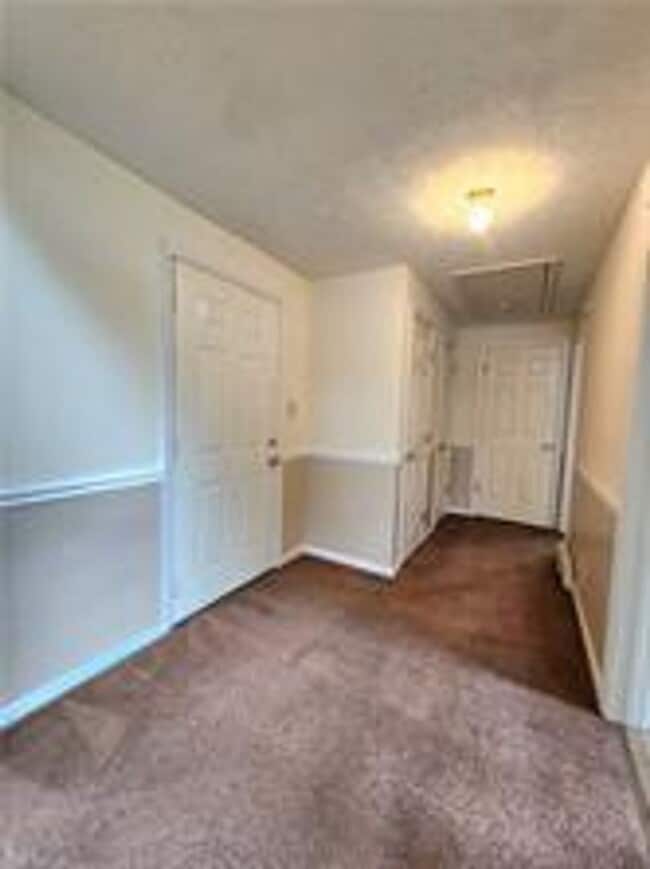 Building Photo - Cute upstairs home