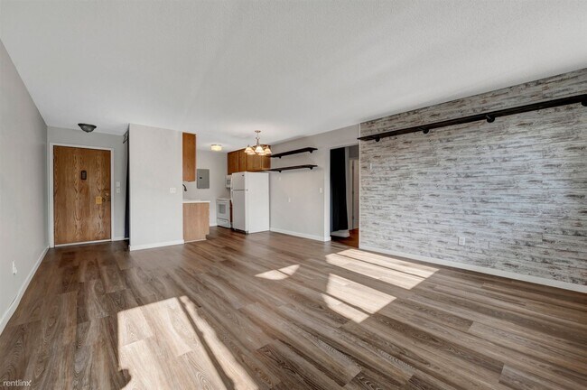 Building Photo - 2 br, 1 bath Condo - 3522 Harriet Avenue 106