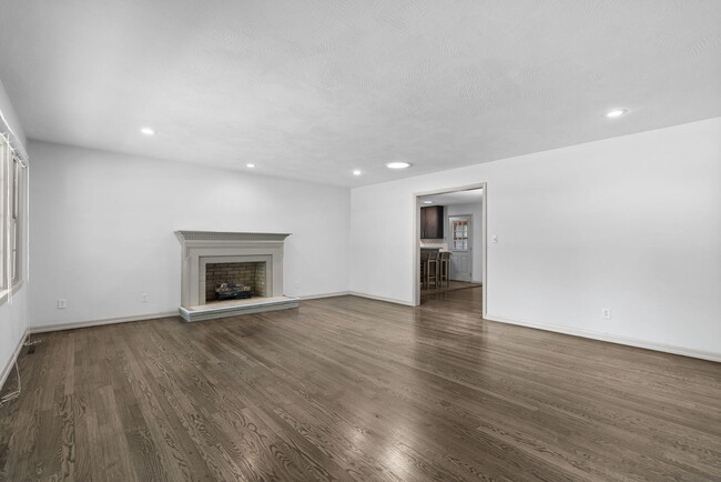 Building Photo - 1054 E Kingsbury St