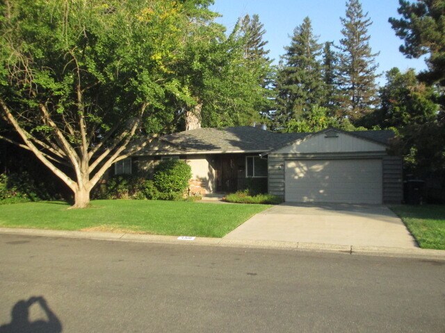Foto del edificio - 3 bedroom home close to Land Park