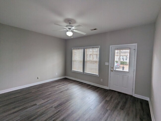 Building Photo - 3 BEDROOM, 2 BATH in HUNTERSVILLE