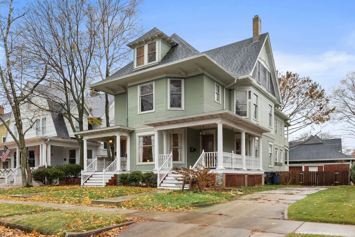 Foto principal - Historic 3 bedroom upper