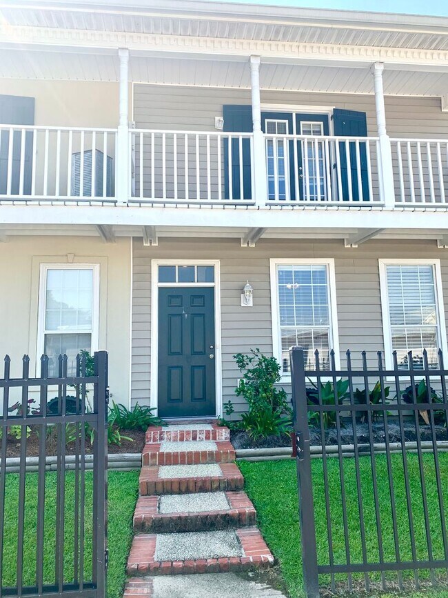 Foto del edificio - 2BR 2 1/2BA Condominium Denham Springs