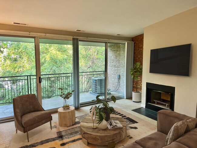 Foto del edificio - 6019 Forest View Rd