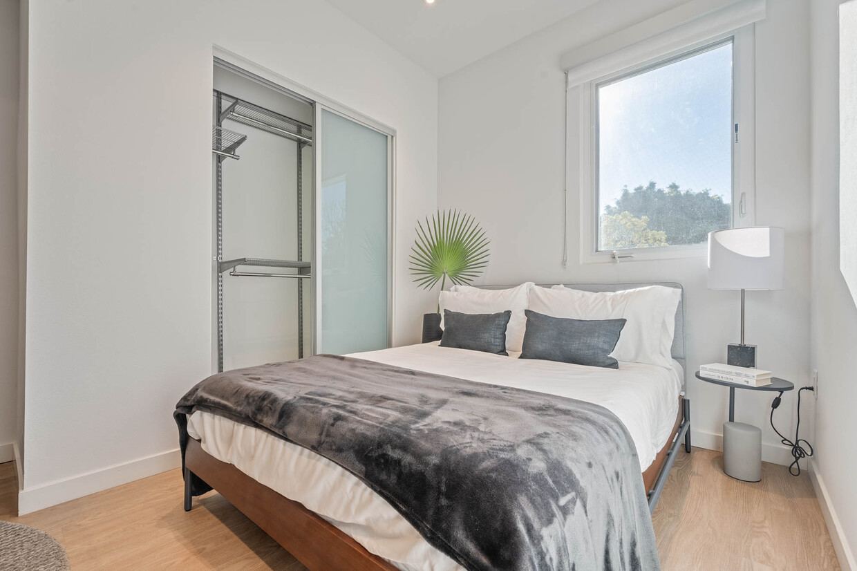 Foto principal - 8820-8825 Belford Ave