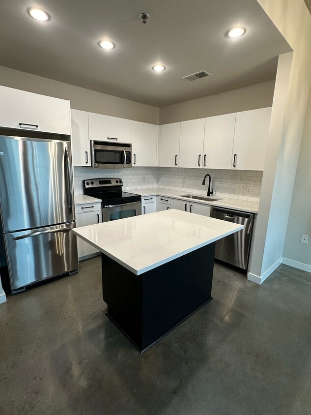 Foto principal - 600 12th Ave S