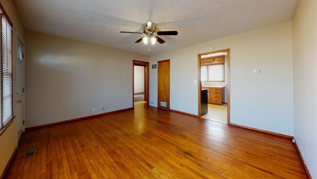Building Photo - 2 Bedroom, 1 Bathroom House with Attached ...