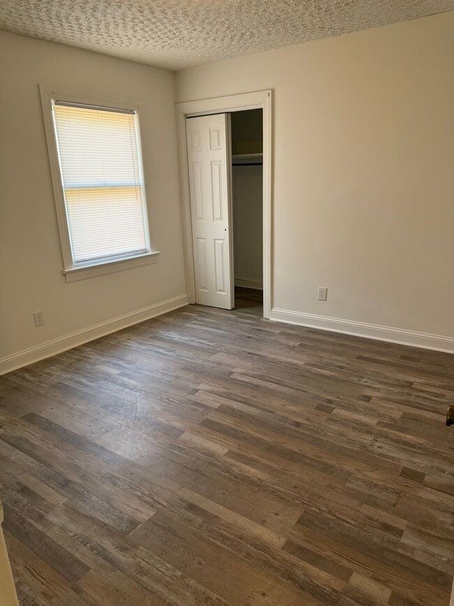 Building Photo - 913 S Kates Ln