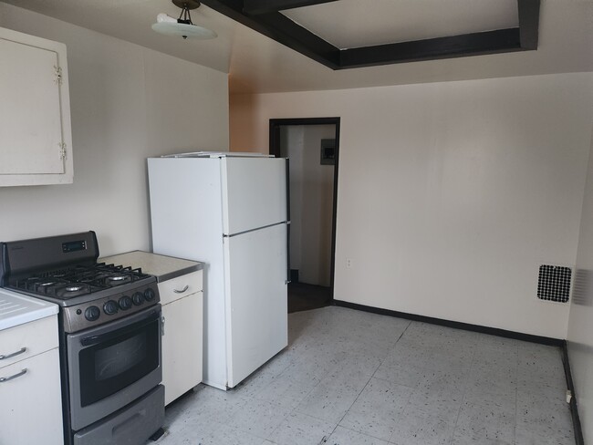 Building Photo - 205 16th St