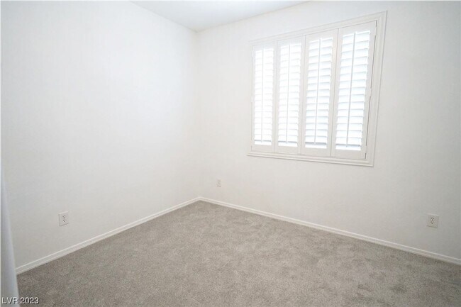 Foto del edificio - SHOWINGS AVAILABLE NOW