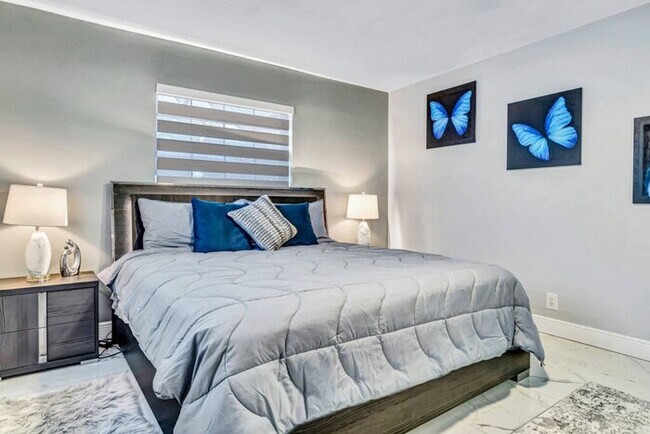 Foto del edificio - 3 Bedroom Pool Home w/ Modern Interior Design