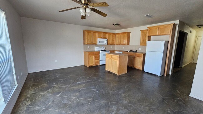 Building Photo - 2 story town house! 3 bed 2.5 bath