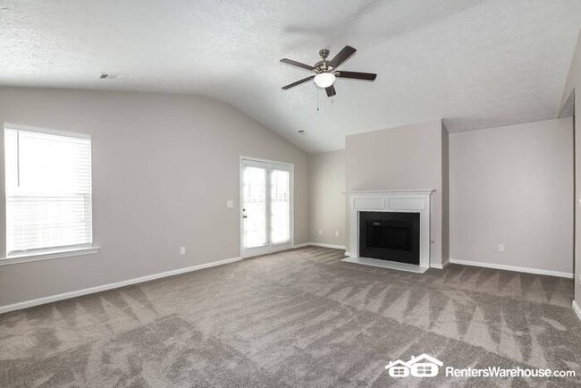 Building Photo - Lovely Ranch with Sunroom