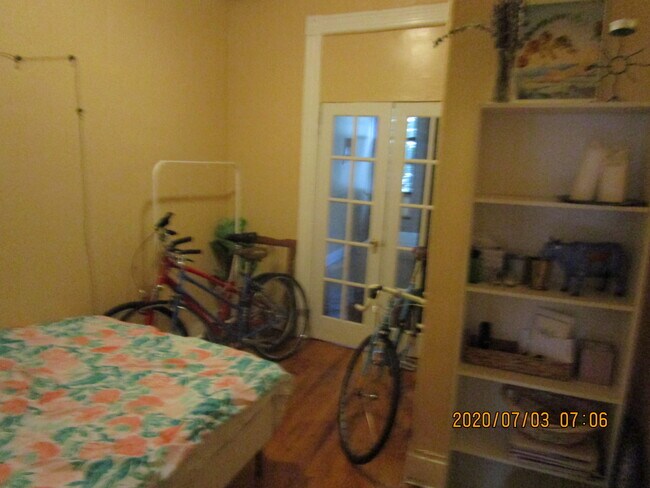 Middle Bedroom no windows - 92 Sterling Pl