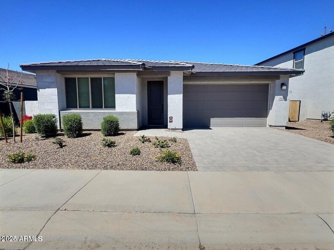 Primary Photo - 9414 E Saturn Ave