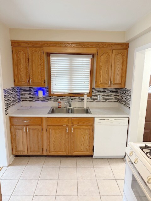 Building Photo - 22835 Buckingham St