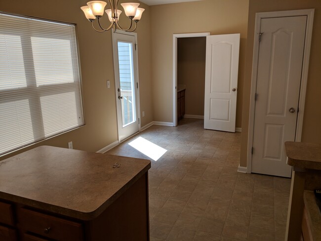 Dining area - 144 Hood Park Dr