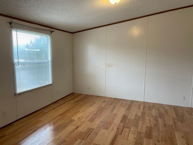 Building Photo - Three Bedroom Trailer Home in Rhodhiss With Shed